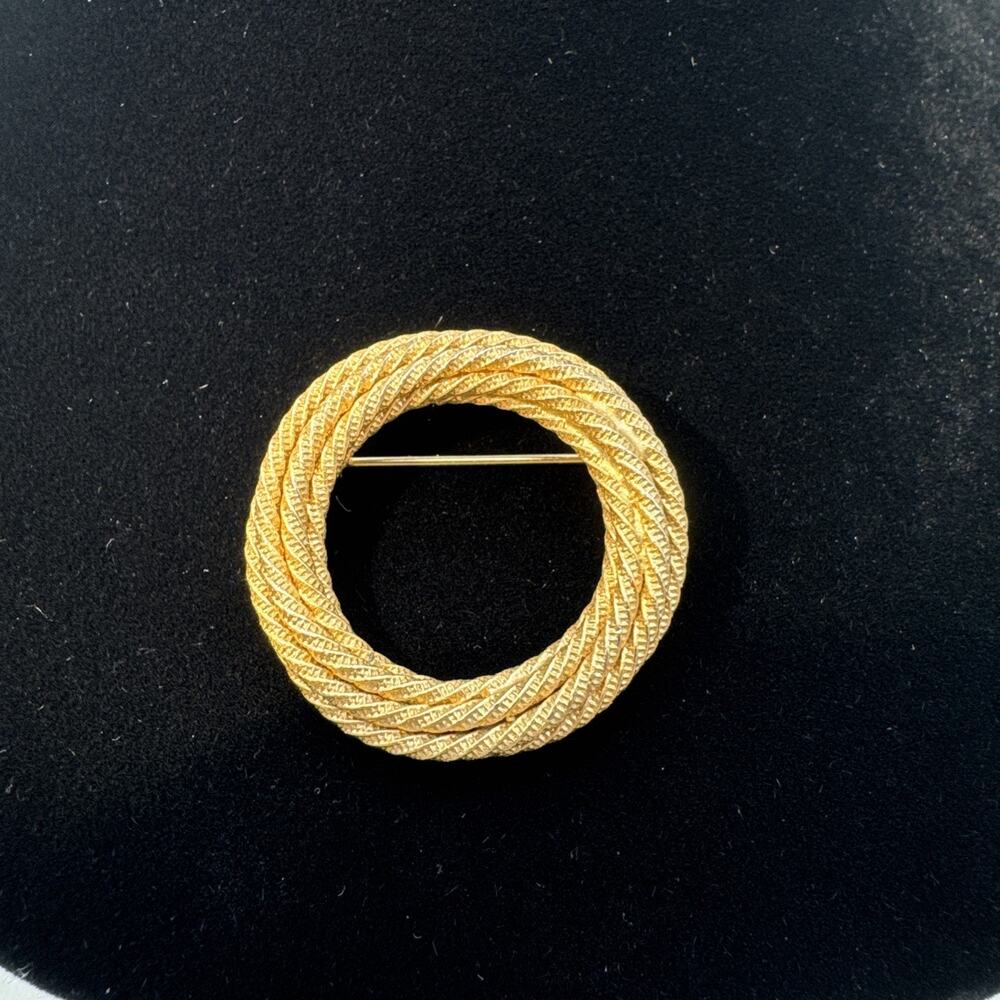 Marvella Y2K Round Rope Wreath Brooch Pin
